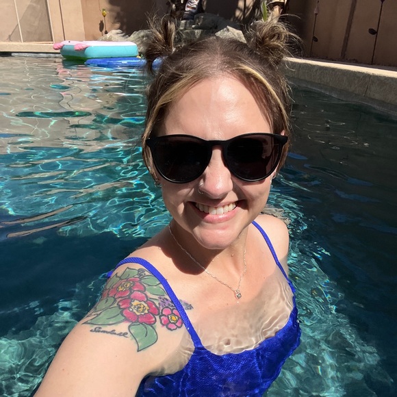 Meet your Posher, April - Picture 5 of 10